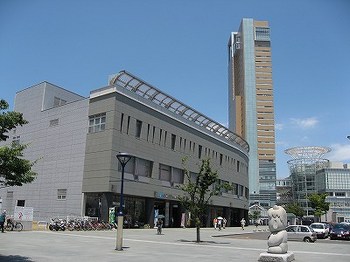 高松駅とシンボルタワー.jpg